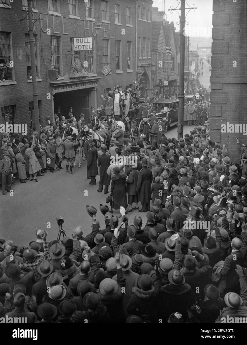 Il pullman originale pickwick arriva a Rochester Centenary Drive da Londra . La scena come sindaco di Rochester ha ricevuto il pullman Commodore al Bull Hotel . 30 marzo 1935 Foto Stock