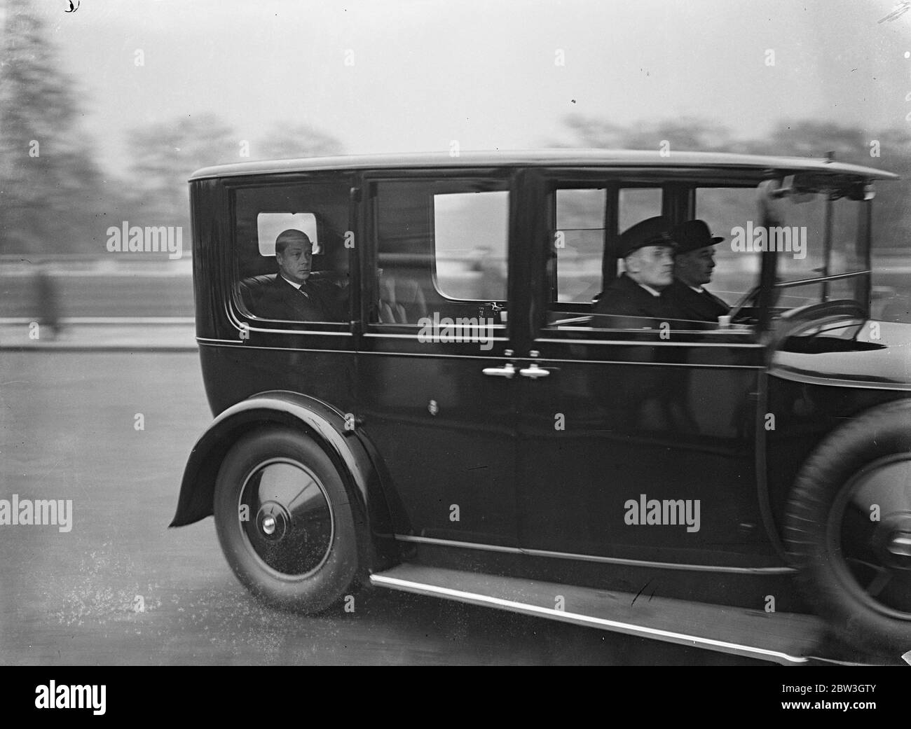 Re viaggia verso Buckingham Palace da St James's Palace per ricevere 78 indirizzi fedeli . Il re guida a Buckingham Palace . 2 aprile 1935 Foto Stock