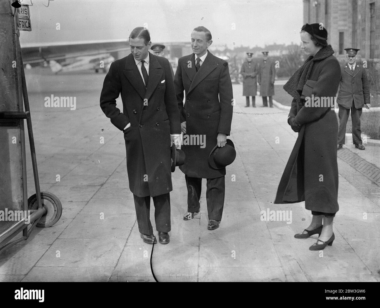 Duca e Duchessa del Kent partono via aerea per Belgrado . Duca di Kent che lascia Croydon per Belgrado . 3 aprile 1935 Foto Stock