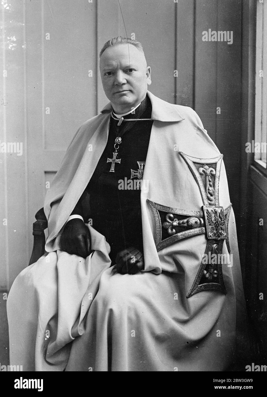 Eletto Gran Maestro dell'Ordine dei Cavalieri tedeschi. Herr P Bobert Schalzky , il nuovo Gran Maestro dell'Ordine dei Cavalieri tedeschi , uno dei più antichi d'Austria , fotografò nelle sue vesti dopo la sua elezione a Vienna . . 31 marzo 1936 Foto Stock
