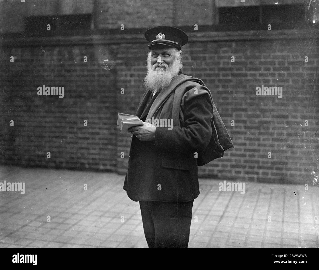 Ultimo postino bearded di Londra . 68 e ancora in funzione . Sopportato il signor T W Hills al lavoro presso la East Street, deposito di Barking. 3 aprile 1935 Foto Stock