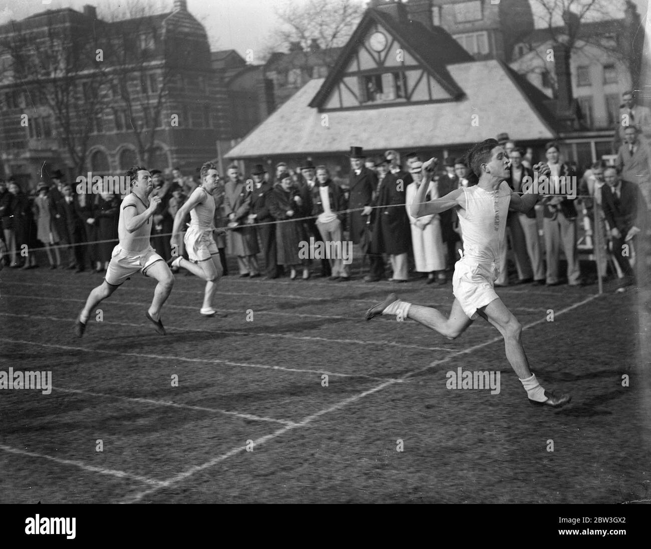 Fine di 100 yards a Westminster School sports . Il finale della finale aperta di 100 yarde vinta da Budgett . 21 marzo 1935 Foto Stock