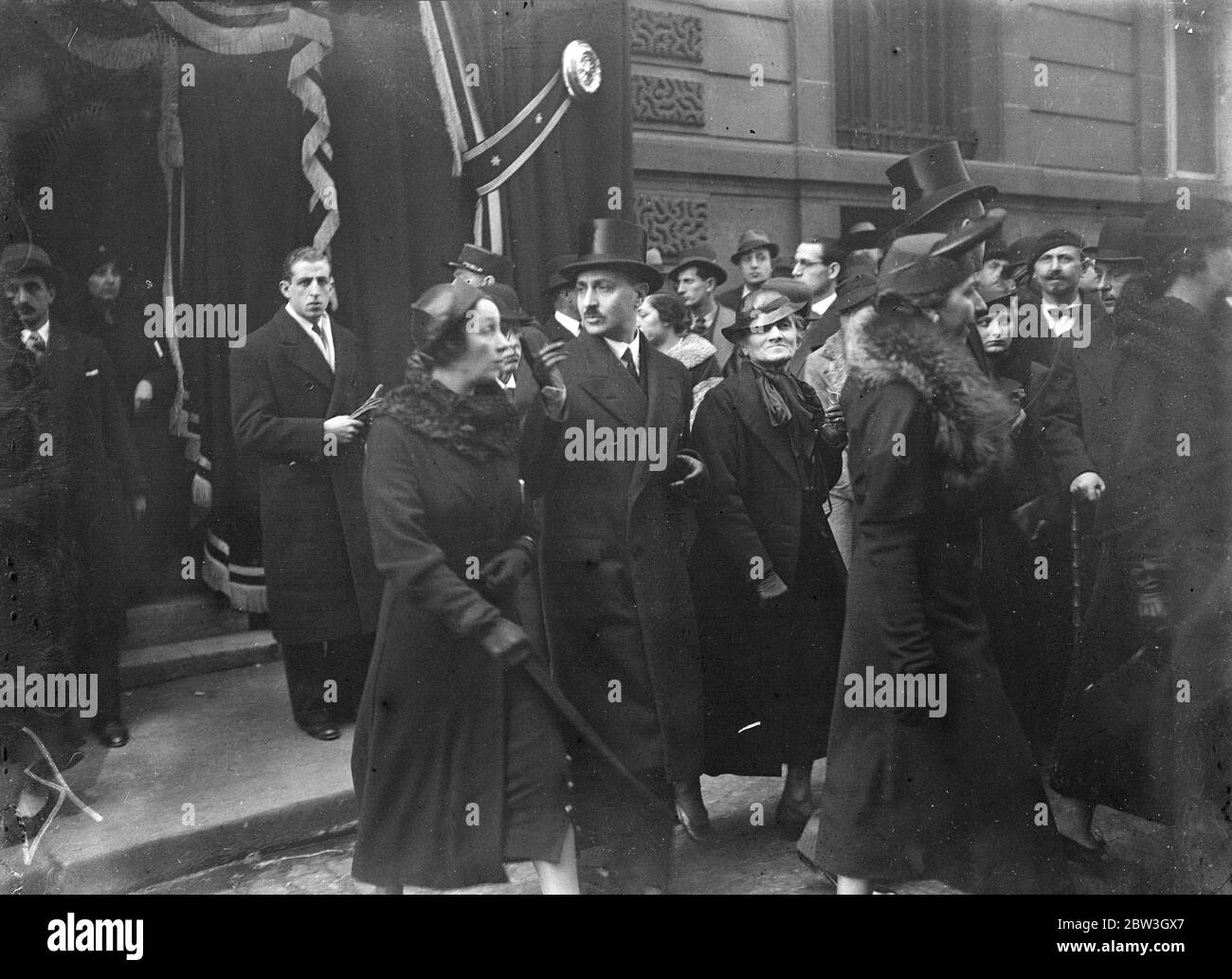 Funerali di M Venizelos a Parigi . M Politis , Ministro greco in Francia (uomo corto in cappello di seta ), lasciando la chiesa dopo il servizio. 21 marzo 1935 Foto Stock