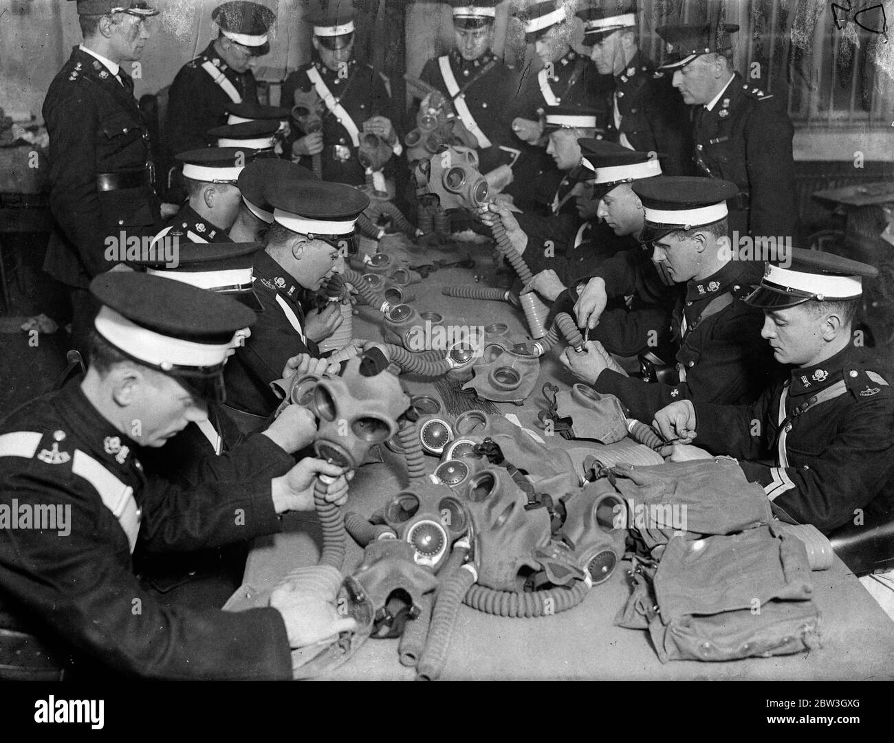 I nuovi funzionari delle precauzioni Air RAID pensano ai modi di proteggere i londinesi . Gli ufficiali di Precauzioni per l'Air RAID discutono di una mappa di Londra e della vulnerabilità della città agli attacchi aerei a Clerkenwell . 17 marzo 1935 Foto Stock