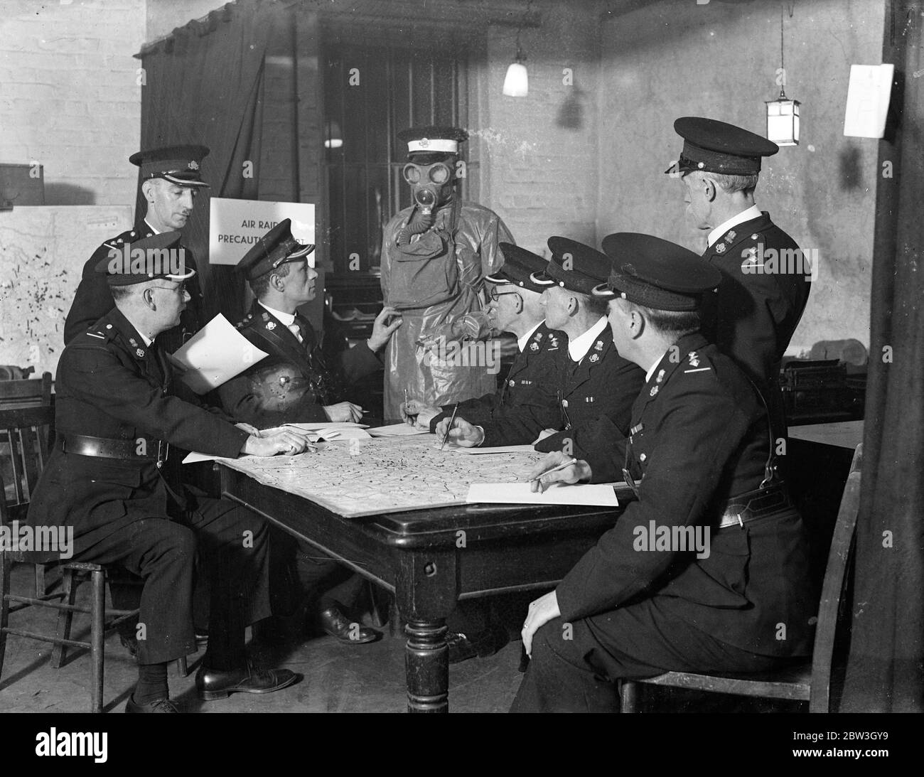 I nuovi funzionari delle precauzioni Air RAID pensano ai modi di proteggere i londinesi . Gli ufficiali di Precauzioni per l'Air RAID discutono di una mappa di Londra e della vulnerabilità della città agli attacchi aerei a Clerkenwell . 17 marzo 1935 Foto Stock