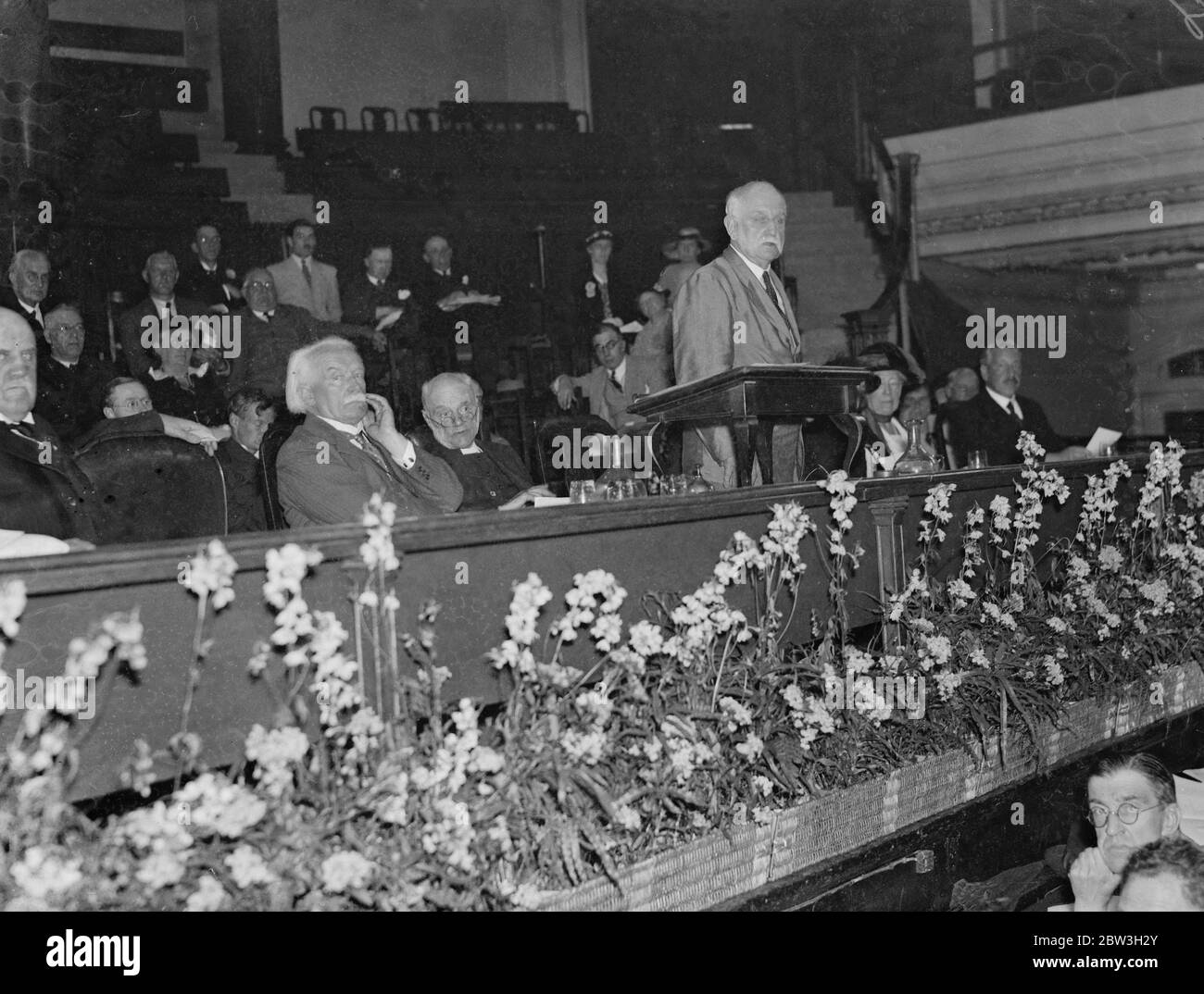 David Lloyd George e Lord Cecil alla conferenza sulla pace e la ricostruzione al Central Hall . Spettacoli fotografici , Lloyd George e il dottor Scott Lidgett ascoltando con attenzione un discorso al convegno . 1 luglio 1935 Foto Stock