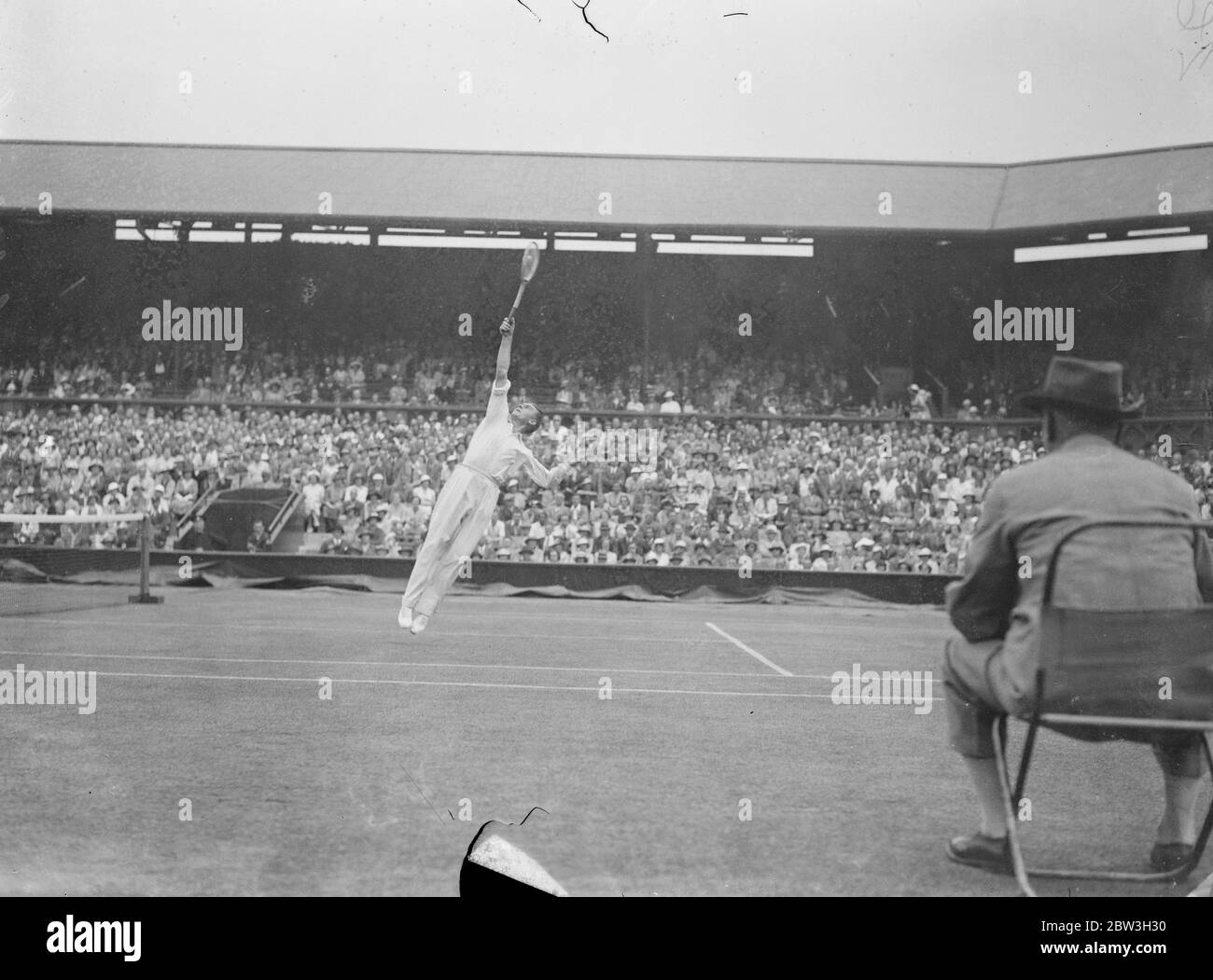 Jack Crawford in gioco contro nel campionato di Wimbledon single maschile. 1 luglio 1934 Foto Stock