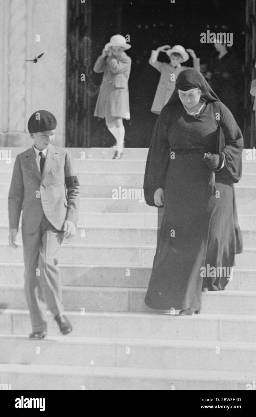 Regina di Juglavia con il ragazzo Re in servizio per il re assassinato Alessandro . Regina Maria di Jugoslavia , in profondo lutto , lasciando la Cattedrale di Belgrado con il Re Pietro dopo il servizio memoriale . Dietro gli altri suoi figli , il principe Tomialav e il principe Andre . 12 ottobre 1935 Foto Stock