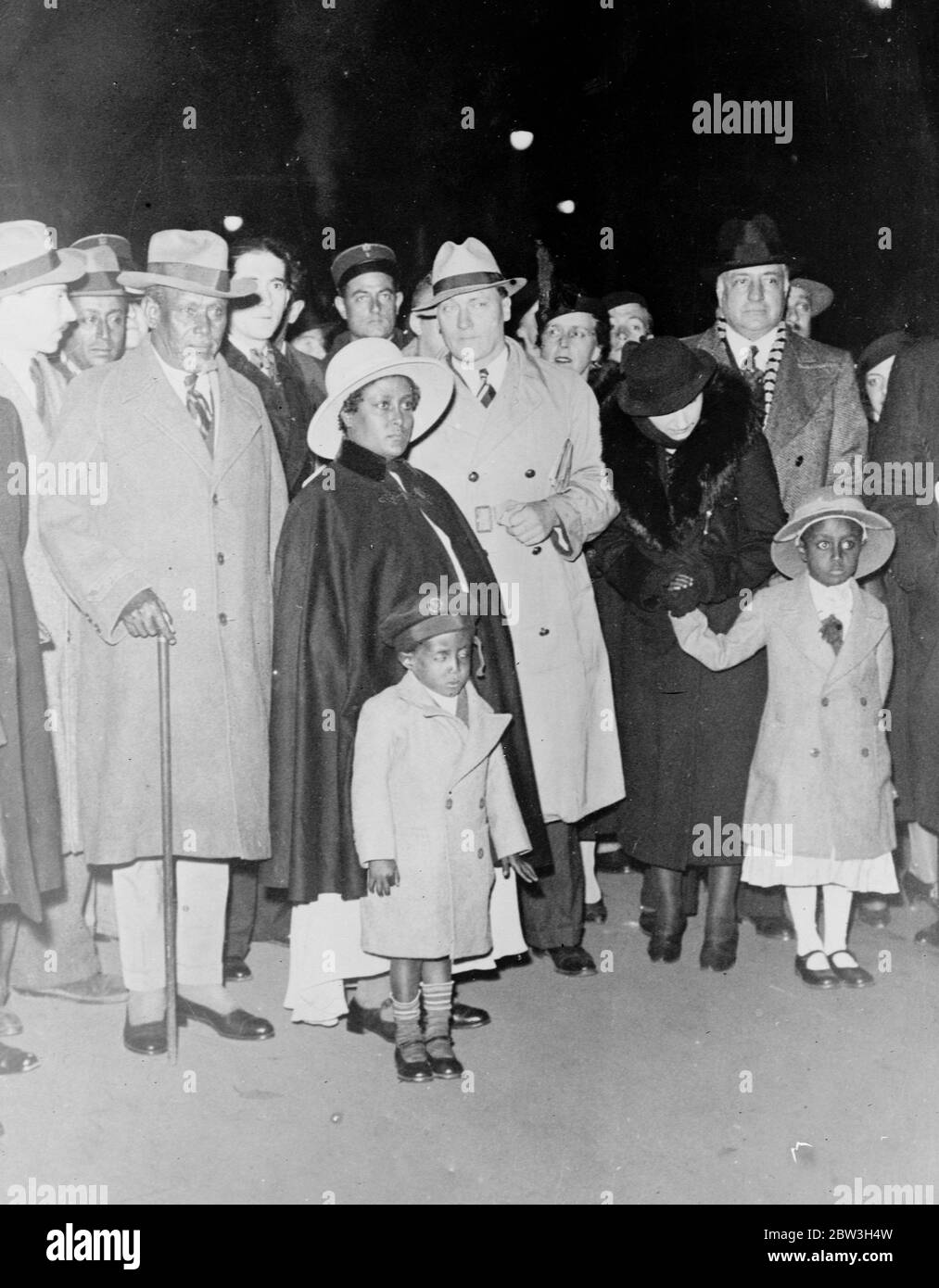 Arriva a Parigi il nuovo Ministro etiope. GUETS Wolde Marial con sua moglie e due figli dopo il loro arrivo a Parigi, Francia. 26 ottobre 1935 Foto Stock