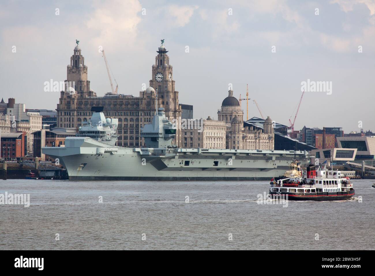 Città di Liverpool, Inghilterra. Vista della Regina Elisabetta dell'HMS ormeggiato al terminal delle navi da crociera di Liverpool, con gli edifici Cunard sullo sfondo. Foto Stock