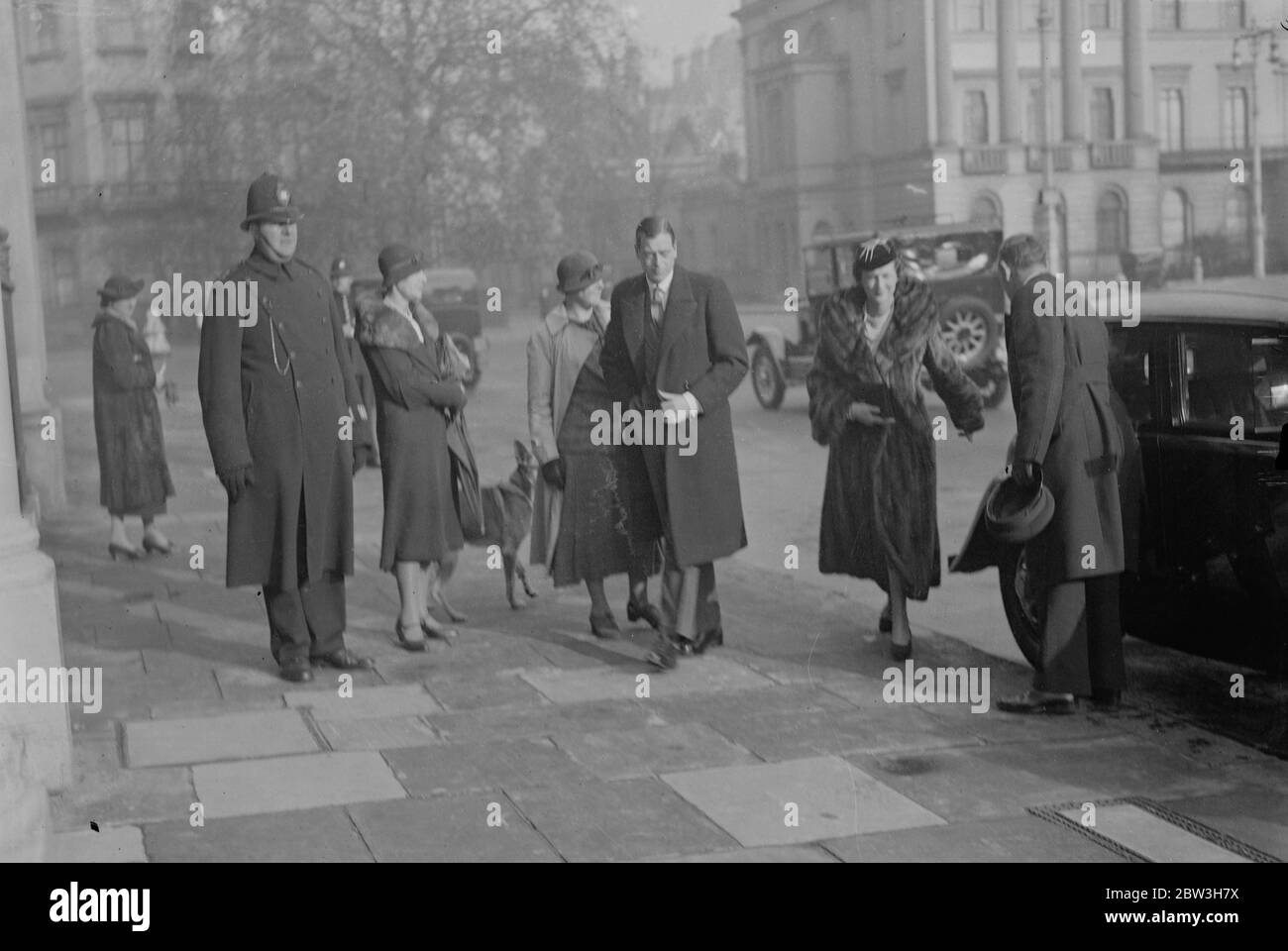 Duchessa di Kent esce per la prima volta dalla nascita del piccolo Principe . Il duca di Duchessa di Kent in Piazza Belgrave dopo la loro uscita . 9 novembre 1935 Foto Stock