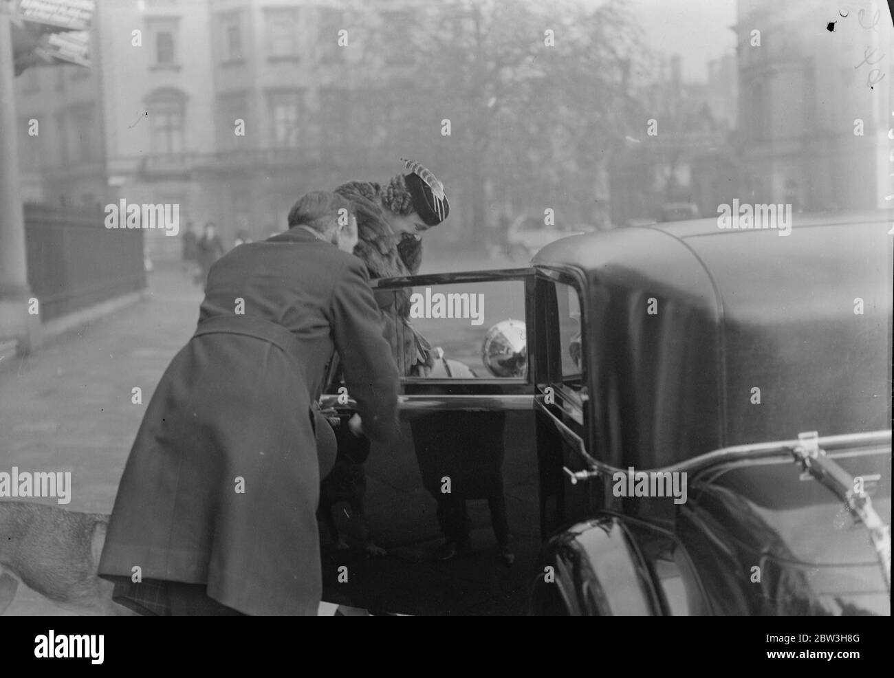 Duchessa di Kent esce per la prima volta dalla nascita del piccolo Principe . La duchessa di Kent entra in macchina . 9 novembre 1935 Foto Stock