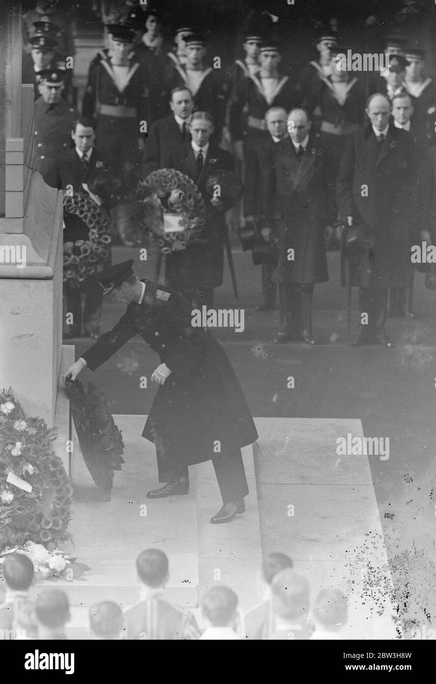 Il Duca di York depone la corona del re sul cenotafio . Con il duca di York che rappresenta il Re , al quale è stato impedito di partecipare a causa del maltempo , il 17° anniversario dell'armistizio è stato celebrato alla presenza di decine di migliaia di persone al Cenotafe di Whitehall . La Regina e gli altri membri della famiglia reale guardavano dalle finestre nerbate . Spettacoli fotografici , il Duca di York che depone la corona del Re sul Cenotafio . 11 novembre 1935 Foto Stock