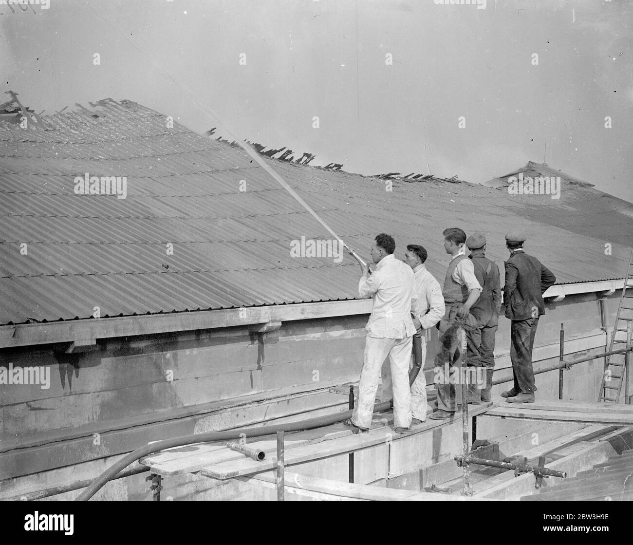 Il fuoco infuria ai nuovi studi cinematografici di Denham , Buckinghamshire . Gli operai di studio combattono le fiamme . 17 marzo 1935 Foto Stock