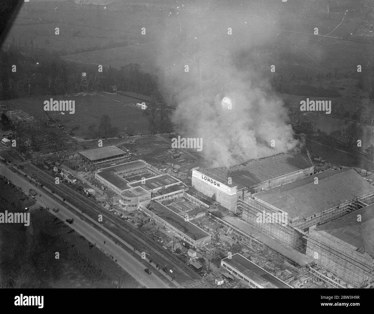 Il fuoco infuria ai nuovi studi cinematografici di Denham , Buckinghamshire . Una vista aerea del monolocale. 17 marzo 1935 Foto Stock