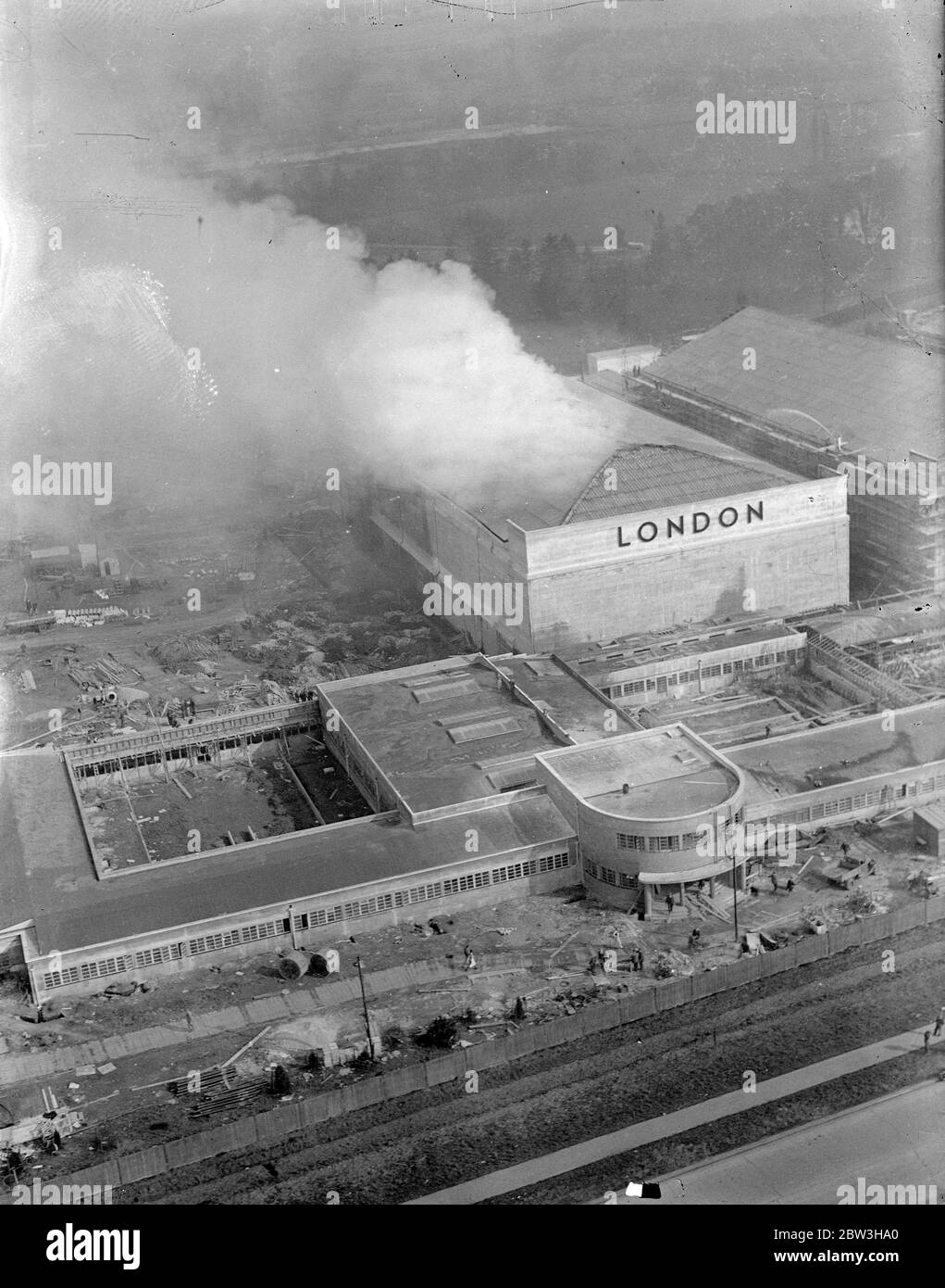 Il fuoco infuria ai nuovi studi cinematografici di Denham , Buckinghamshire . Una vista aerea del monolocale. 17 marzo 1935 Foto Stock