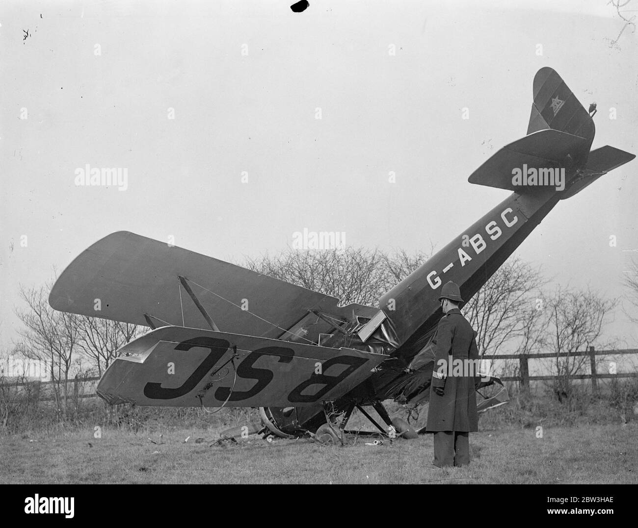 Aereo , pilotato da 22 anni Londoner colpisce l'albero e si schianta in campo in Essex . Il piano sul suo naso nel campo . 19 marzo 1935 Foto Stock