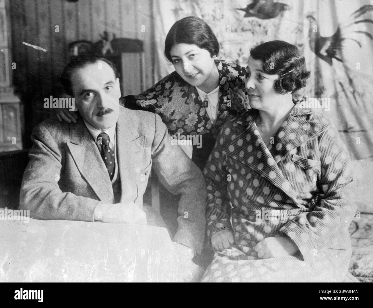 Torna a casa dopo 21 anni di carcere di guerra . Dopo aver trascorso 21 anni come prigioniero di guerra otto Stukart è tornato in famiglia a Vienna . Stukart cadde nelle mani russe all'inizio della Grande Guerra e fu sepolto in un campo di prigionia . Languì ancora dopo la Rivoluzione russa e la sua famiglia lo pensò morto fino a quando non tornò a casa dopo la sua liberazione di recente . Spettacoli fotografici , otto Stukart con sua moglie e sua figlia dopo il suo ritorno a casa a Vienna . 3 marzo 1936 Foto Stock