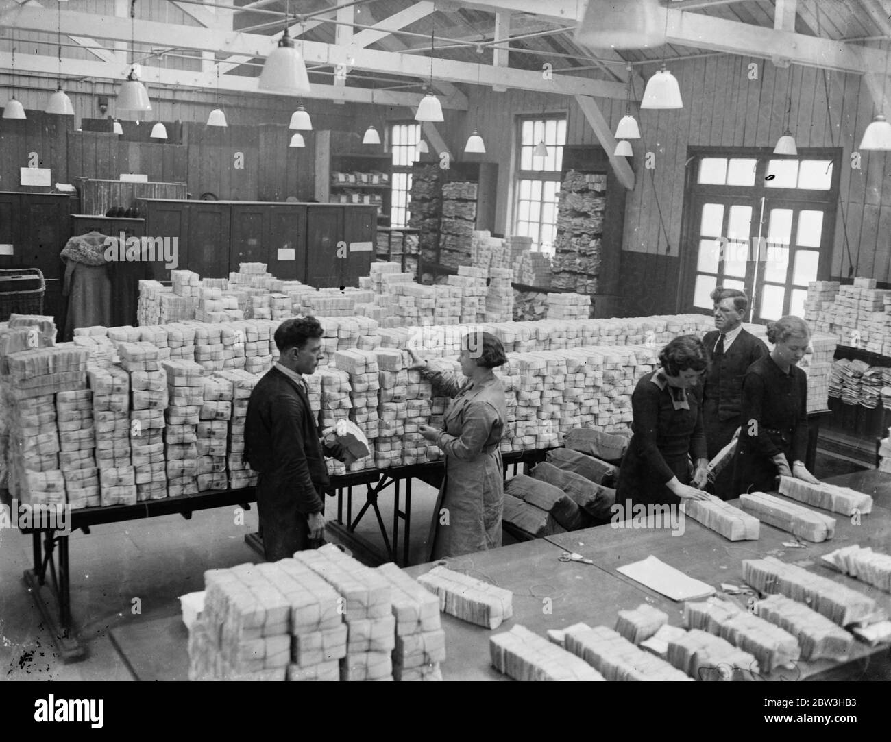 Smistamento 2 , 000 , 000 ordini postali a 15 , 000 un'ora ingegnose macchine di ufficio postale trattare con ordini di calcio . Smistamento e raccolta di ordini postali nel loro ordine seriale al tasso di 15 , 000 un'ora , cinque volte più veloce delle mani umane può farlo una dozzina di macchine ingegnose sono state installate al reparto di ordine di denaro del GPO in Cornwallks Road , Holloway , per gestire gli ordini di . Un numero enorme di ordini postali viene gestito principalmente dalle piscine di calcio . Uno dei più grandi concearns inviare in 2 , 000 , 000 un giorno al valore di tatl di Â£ 260 , 000 . Le macchine selezionano t Foto Stock