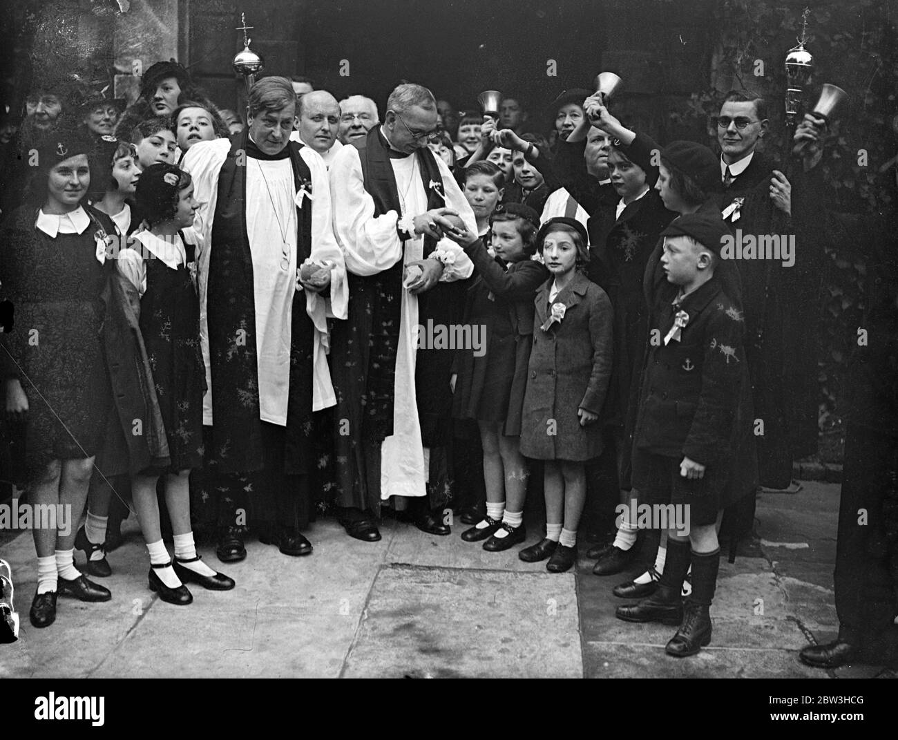 Il Vescovo australiano distribuisce arance e limoni al servizio bambini di St Clement Danes . Il servizio dei bambini arance e limoni , al quale predicava il Vescovo di Rockhampton , Australia , si svolse nello Strand di St Clement Danes , la chiesa immortalata nella vecchia filastrocca . Al termine del servizio il Vescovo, assistito dal Rettore, il Rev. W Pennington Bickford , distribuiva arance e limoni ai bambini . Foto: Il Vescovo di Rockhampton , Australia , che distribuisce arance e limoni ai bambini . Alla sua sinistra si trova il Rev Pennington Bickford . 3 aprile Foto Stock