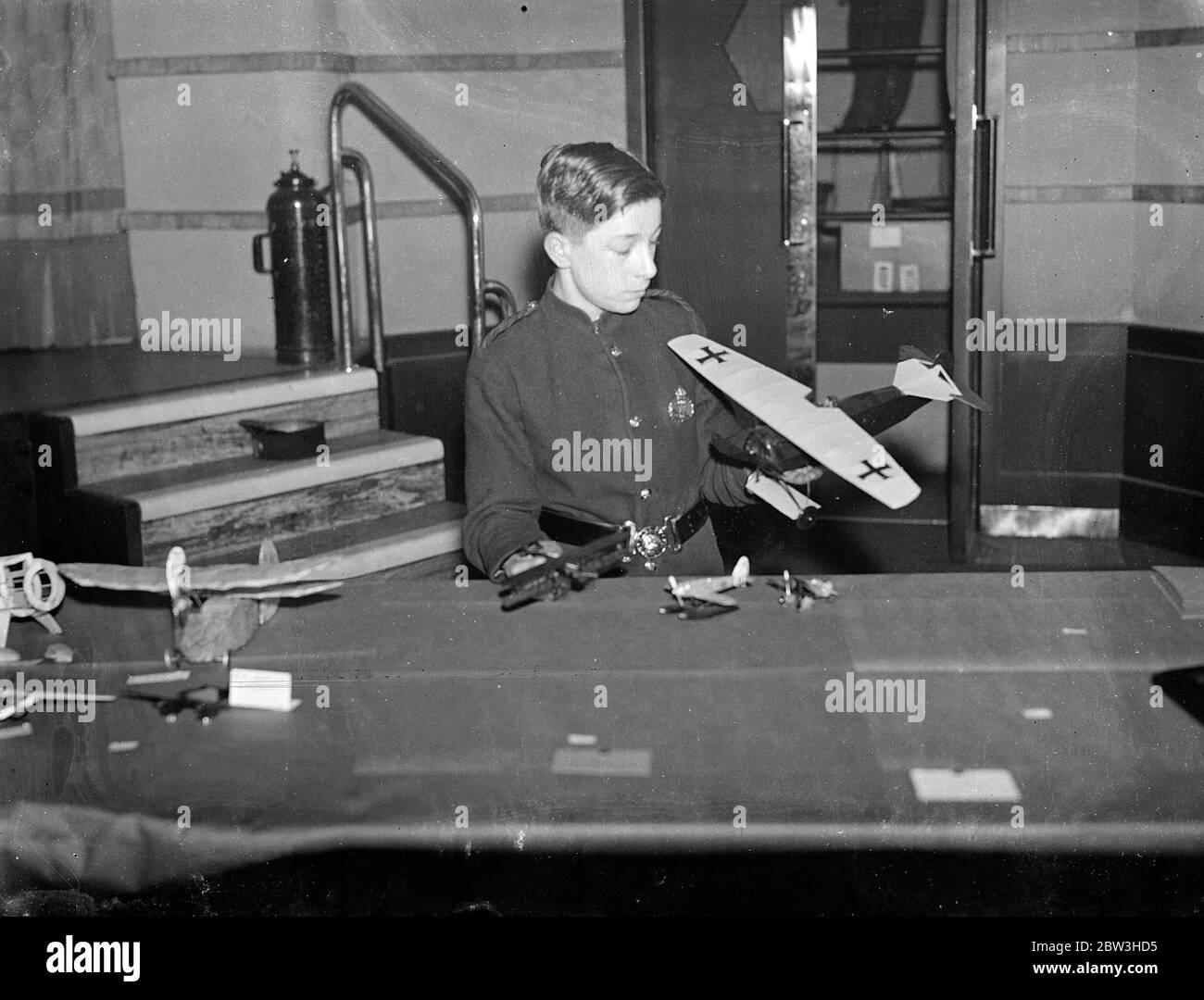 Apertura della mostra Post Office boy Messenger . La mostra degli hobby dei messaggeri per i ragazzi dell' Ufficio postale ha aperto presso la Sala Re Giorgio V dell' Ufficio Centrale del Telegraph, e C. Foto mostra L G Powell , un messaggero per ragazzi , con il modello di aereo che ha costruito . 23 marzo 1936 Foto Stock