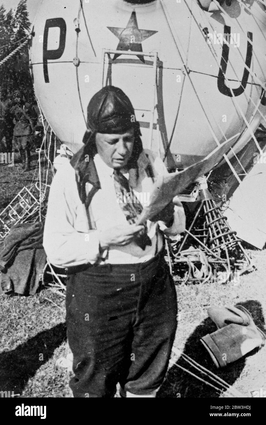La discesa ballonista della stratosfera sovietica dopo un volo record . Foto mostra Prof. A Verige in piedi presso la gondola dopo il successo dello sbarco in una radura forestale vicino a Tule . 17 giugno 1935 Foto Stock