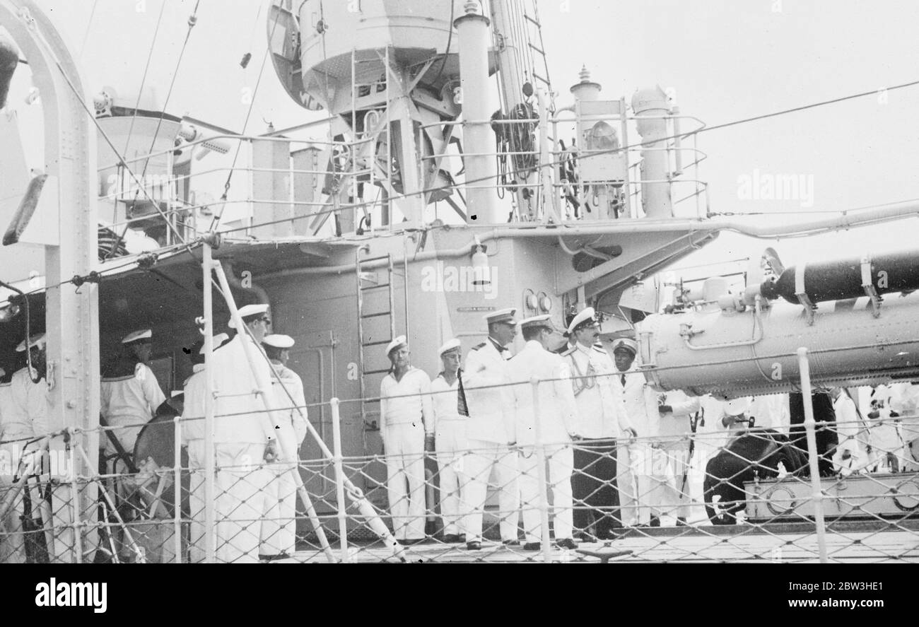 Re Boris di Bulgaria ispeziona la corazzata francese Verdun nel porto di Varna, Bulgaria . Foto mostra il re Boris che saluta mentre passava attraverso la guardia d'onore a bordo della corazzata francese . 3 luglio 1935 Foto Stock
