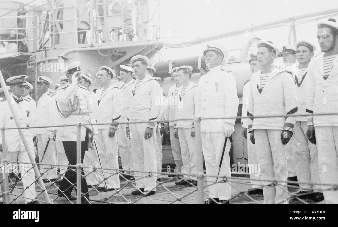 Re Boris di Bulgaria ispeziona la corazzata francese Verdun nel porto di Varna, Bulgaria . Foto mostra il re Boris che saluta mentre passava attraverso la guardia d'onore a bordo della corazzata francese . 3 luglio 1935 Foto Stock