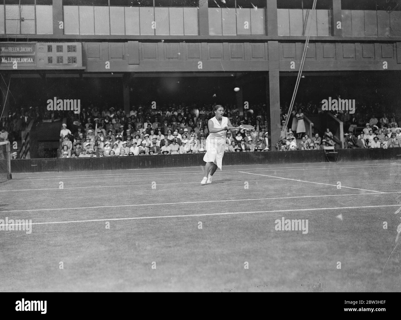 Jadwiga Jdrzejowska della Polonia ai Campionati di tennis al prato di Wimbledon , Ladies Singles . 2 luglio 1935 Foto Stock