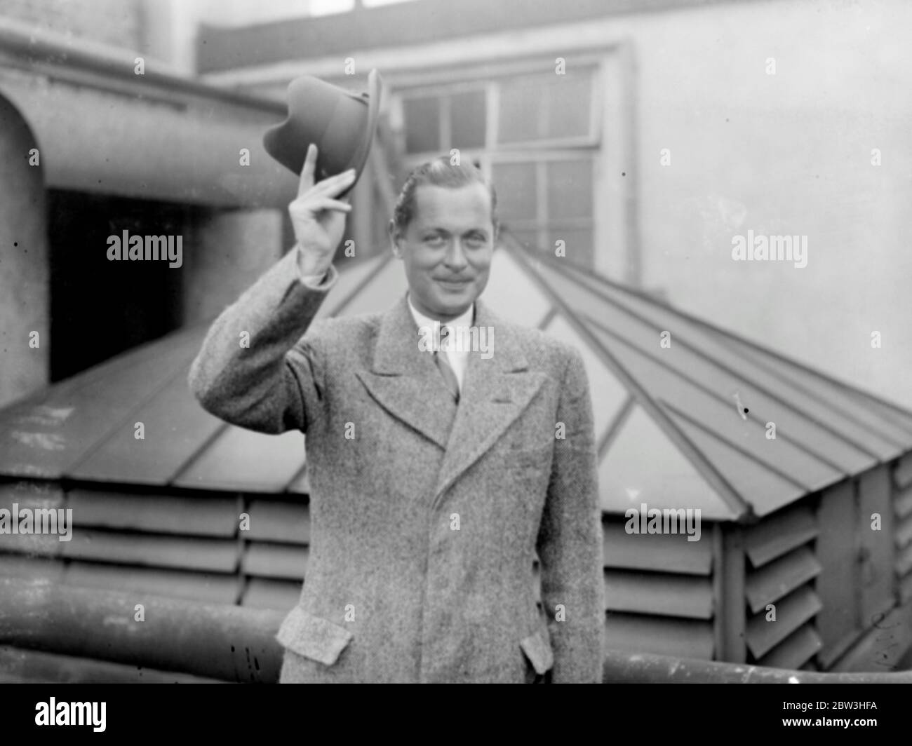 Il ' Hullo London' di Robert Montgomery. Robert Montgomery incontra Londra con il suo famoso sorriso dal tetto del suo hotel . 20 giugno 1935 Foto Stock