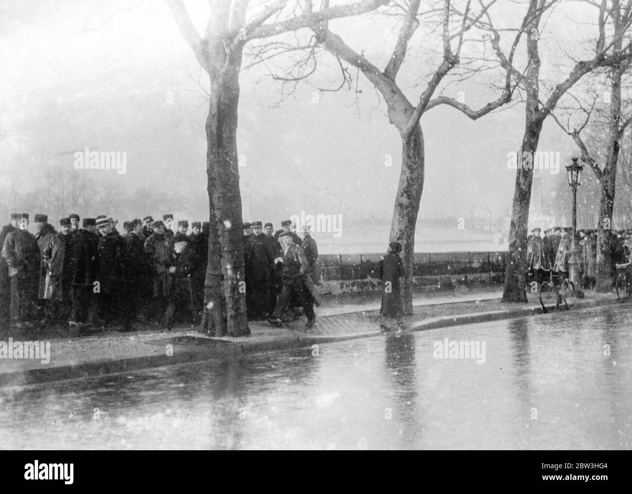 Tensione a Parigi in occasione dell'anniversario dei problemi di Stavisky . Protezioni e vernice rossa . Polizia in guardia lungo le rive della Senna . 6 febbraio 1935 Foto Stock