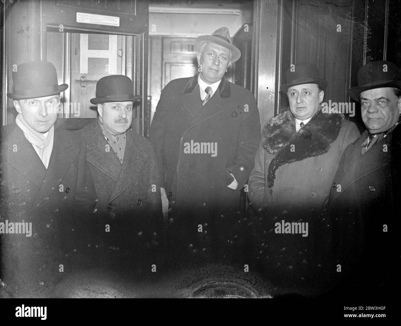 Il Ministro rumeno N Manolescu Strung , parte per casa dalla stazione di Liverpool Street dopo aver firmato un importante accordo commerciale con la Gran Bretagna . 3 febbraio 1935 Foto Stock