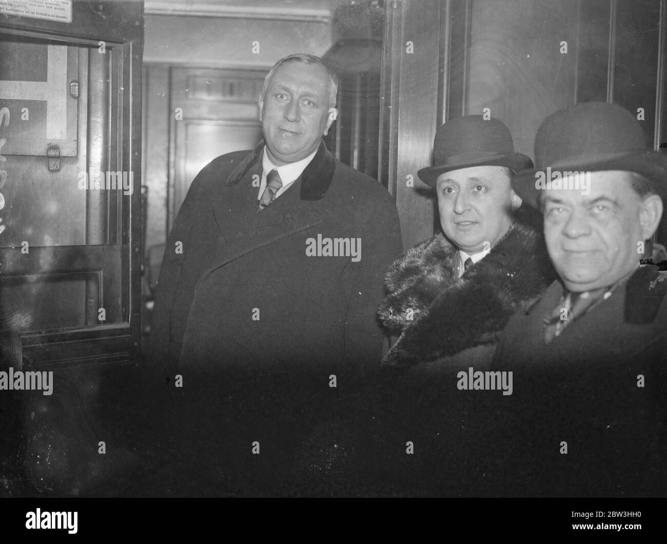 Il Ministro rumeno N Manolescu Strung parte per casa dalla stazione di Liverpool Street dopo aver firmato un importante accordo commerciale con la Gran Bretagna. 3 febbraio 1935 Foto Stock