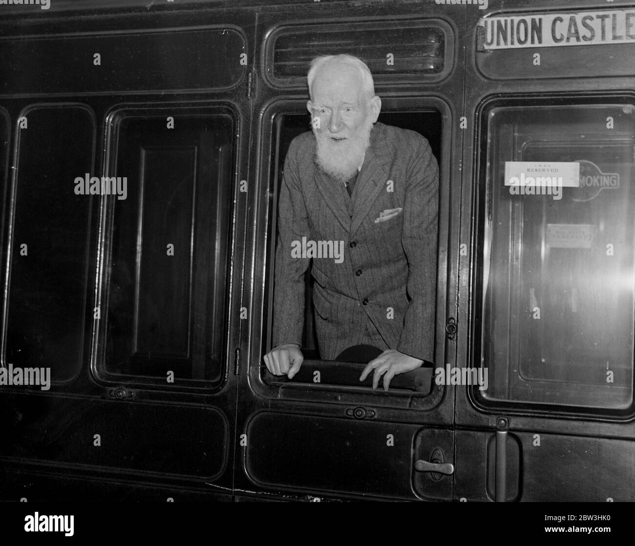 Il sig. George Bernard Shaw parte per il Sudafrica. Partendo dal treno della barca dalla stazione di Waterloo , Londra , George Bernard Shaw pensa che i nativi abbiano modi migliori degli europei . 21 marzo 1935 Foto Stock