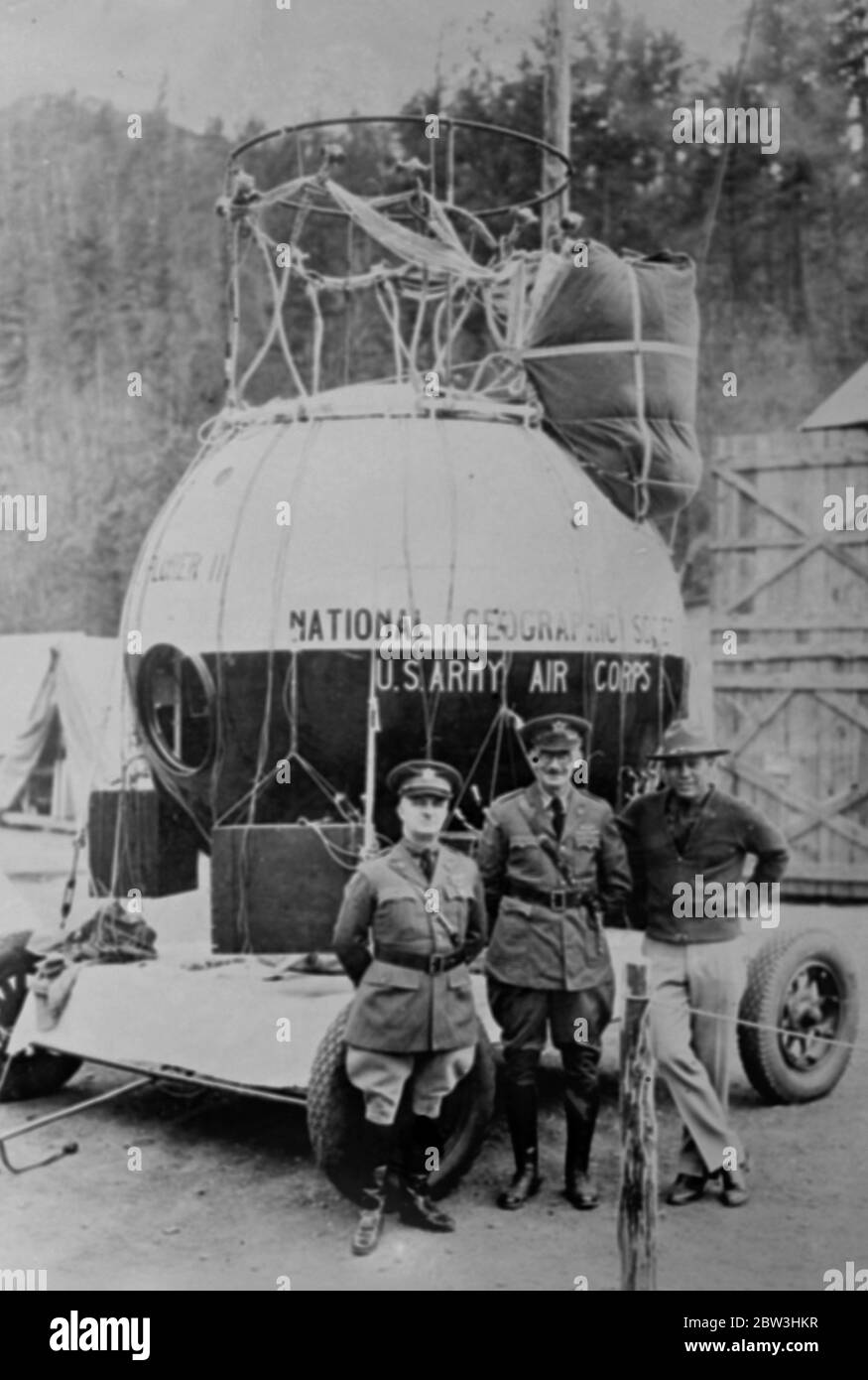 La Società geografica Nazionale con il corpo aereo dell'esercito degli Stati Uniti che hanno sviluppato il pallone stratosfera , Explorer II , con il suo paracadute . 21 giugno 1935 Foto Stock