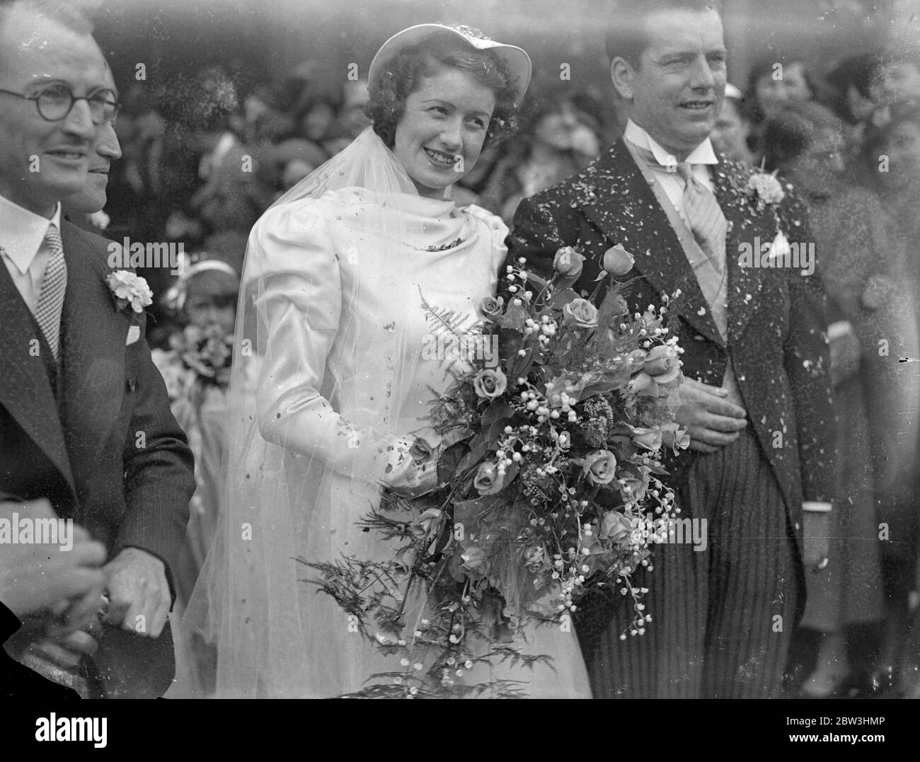 Henry Hall dà sposa via a Wedding of Bert Yarlet , il cantante della BBC Dance Orchestra Henry Hall ha dato via la sposa , Miss Aileen Sandiford , un designer di abiti canadese , al matrimonio di Bert Yarlett , cantante della BBC Dance Orchestra , Che si è svolto nella chiesa della Santissima Trinità , Glouchester Terrace , Bayswater . Il migliore uomo era Dan Donovan , un altro dei vocalisti della band . Le bridesmaid erano le tre Sorelle ( Marie , Mary e Molly ) e Vivienne Brooks era cameriera - d'onore . George Elrick ( batterista - cantante ) fu un usciere insieme a Bert Beade e Billy Smith . Elisabetta Foto Stock