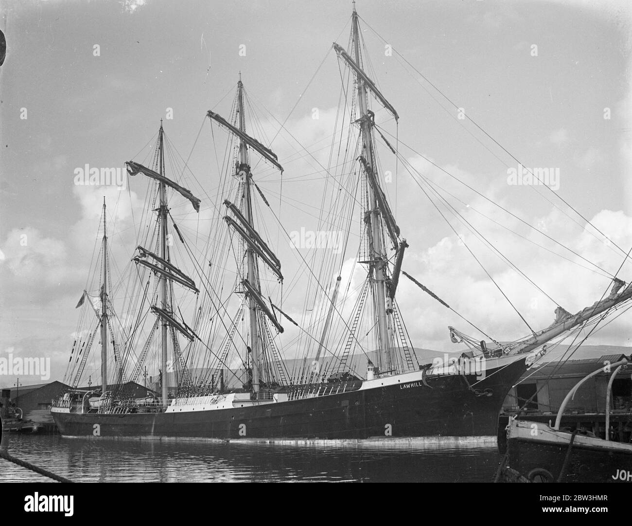 Lawhill una barque a quattro alberi con scafo in acciaio rigato in giubilo o baldheaded moda nel porto di Belfast . Lockhart c. 25 luglio 1936 Foto Stock