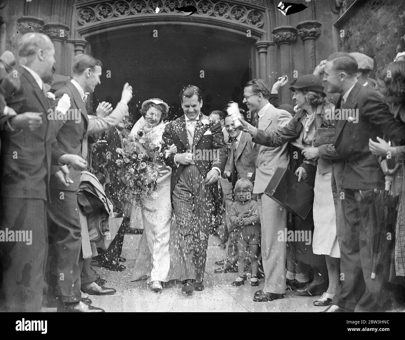 Henry Hall dà sposa via a Wedding of Bert Yarlet , il cantante della BBC Dance Orchestra Henry Hall ha dato via la sposa , Miss Aileen Sandiford , un designer di abiti canadese , al matrimonio di Bert Yarlett , cantante della BBC Dance Orchestra , Che si è svolto nella chiesa della Santissima Trinità , Glouchester Terrace , Bayswater . Il migliore uomo era Dan Donovan , un altro dei vocalisti della band . Le bridesmaid erano le tre Sorelle ( Marie , Mary e Molly ) e Vivienne Brooks era cameriera - d'onore . George Elrick ( batterista - cantante ) fu un usciere insieme a Bert Beade e Billy Smith . Elisabetta Foto Stock