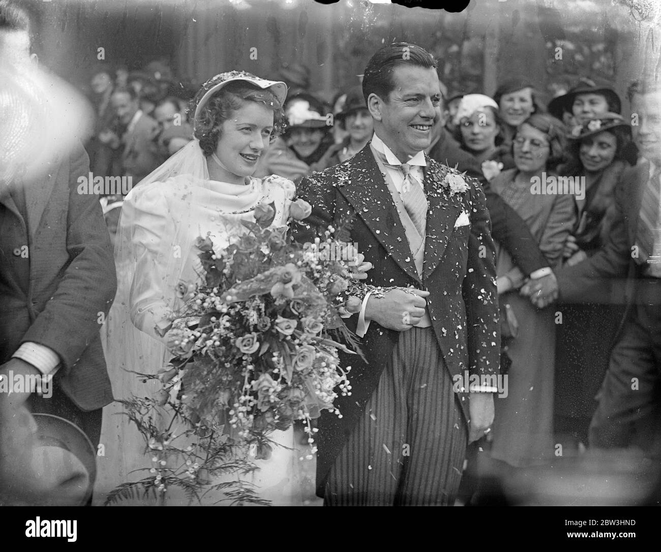 Henry Hall dà sposa via a Wedding of Bert Yarlet , il cantante della BBC Dance Orchestra Henry Hall ha dato via la sposa , Miss Aileen Sandiford , un designer di abiti canadese , al matrimonio di Bert Yarlett , cantante della BBC Dance Orchestra , Che si è svolto nella chiesa della Santissima Trinità , Glouchester Terrace , Bayswater . Il migliore uomo era Dan Donovan , un altro dei vocalisti della band . Le bridesmaid erano le tre Sorelle ( Marie , Mary e Molly ) e Vivienne Brooks era cameriera - d'onore . George Elrick ( batterista - cantante ) fu un usciere insieme a Bert Beade e Billy Smith . Elisabetta Foto Stock