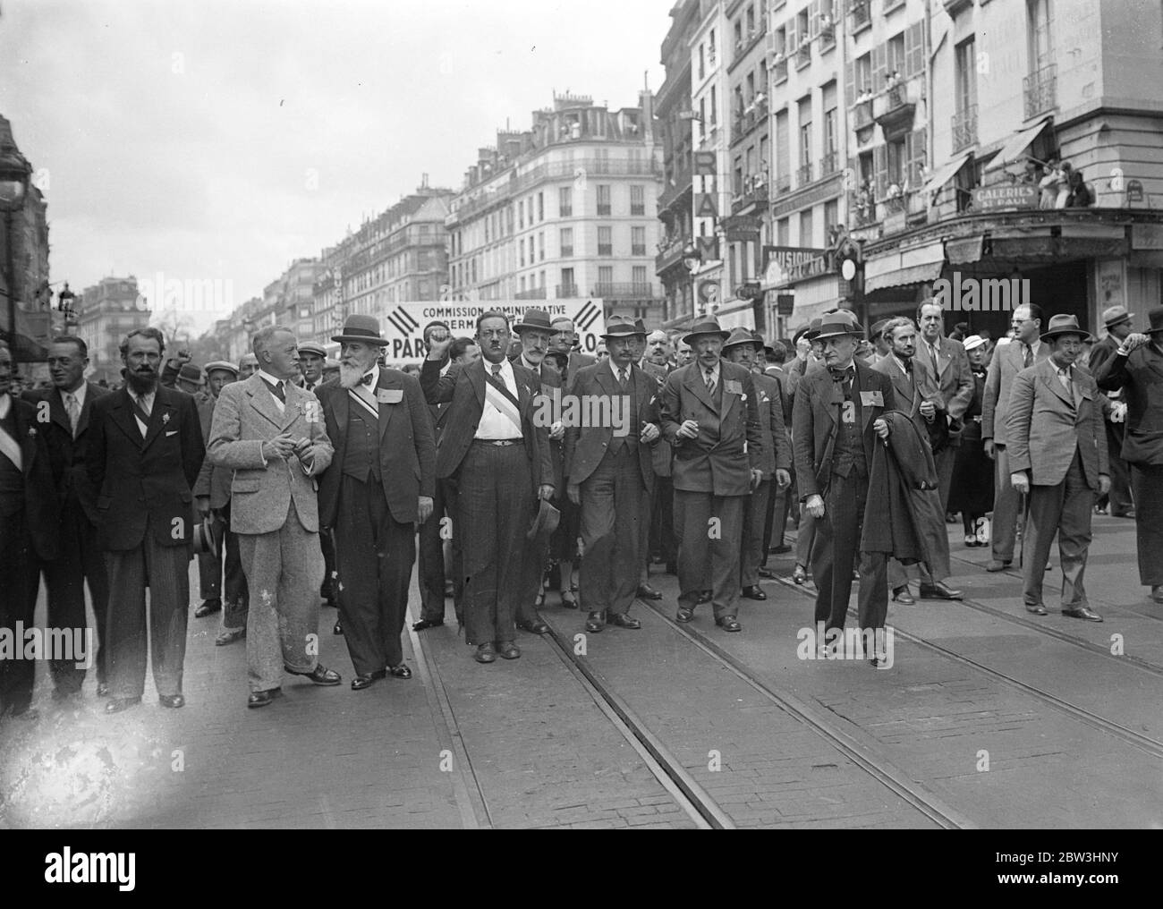 Parata dei membri del fronte popolare a Parigi durante le celebrazioni dell'anniversario della caduta della Bastiglia . Migliaia di membri del fronte popolare , guidati dai loro leader , sfilarono attraverso le strade decorate con gusto di Parigi in processioni di mostri durante le celebrazioni dell'anniversario della caduta della Bastiglia nella Rivoluzione francese . Grandi forze di polizia e guardie mobili hanno pattugliato le strade per prevenire i disordini . Spettacoli fotografici : processione popolare davanti per le strade di Parigi . 14 Jul 1936 Foto Stock