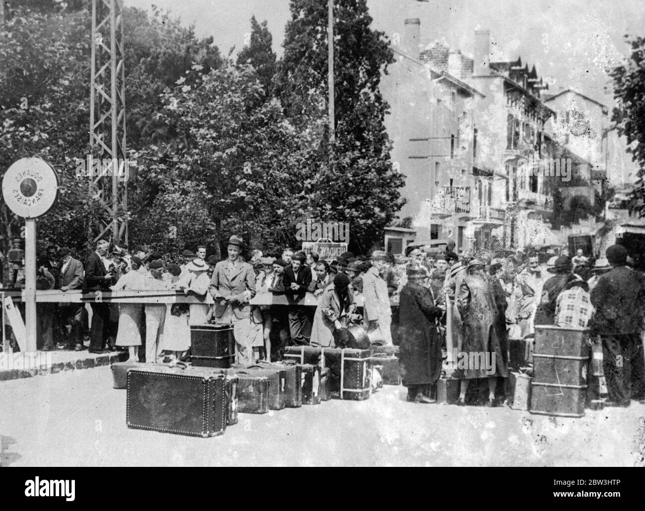 Foto in volo dalla frontiera spagnola. I rifugiati defluono fuori la guerra civile spagnola mentre infuria. Queste immagini, che volano dalla Spagna di Frontera con la guerra civile ancora infuria, il primo a raggiungere Londra dal confine. Centinaia di rifugiati britannici e stranieri si sono incrociati in Francia per sfuggire allo spargimento di sangue e al pericolo. Foto auto francese che è stata arrestata sulla frontiera e che ha trovato contenere 2000 pistole che sono state contrabbandate in Spagna per i ribelli . 22 luglio 1936 Foto Stock