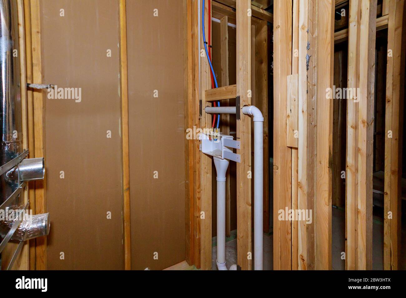 Struttura in legno di sotto costruzione lavanderia in una nuova casa travi incorniciatura Foto Stock