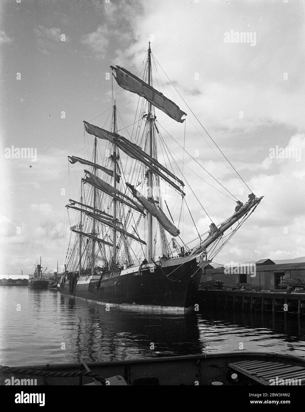 Lawhill una barque a quattro alberi con scafo in acciaio rigato in giubilo o baldheaded in porto . Lockhart c. 25 luglio 1936 Foto Stock