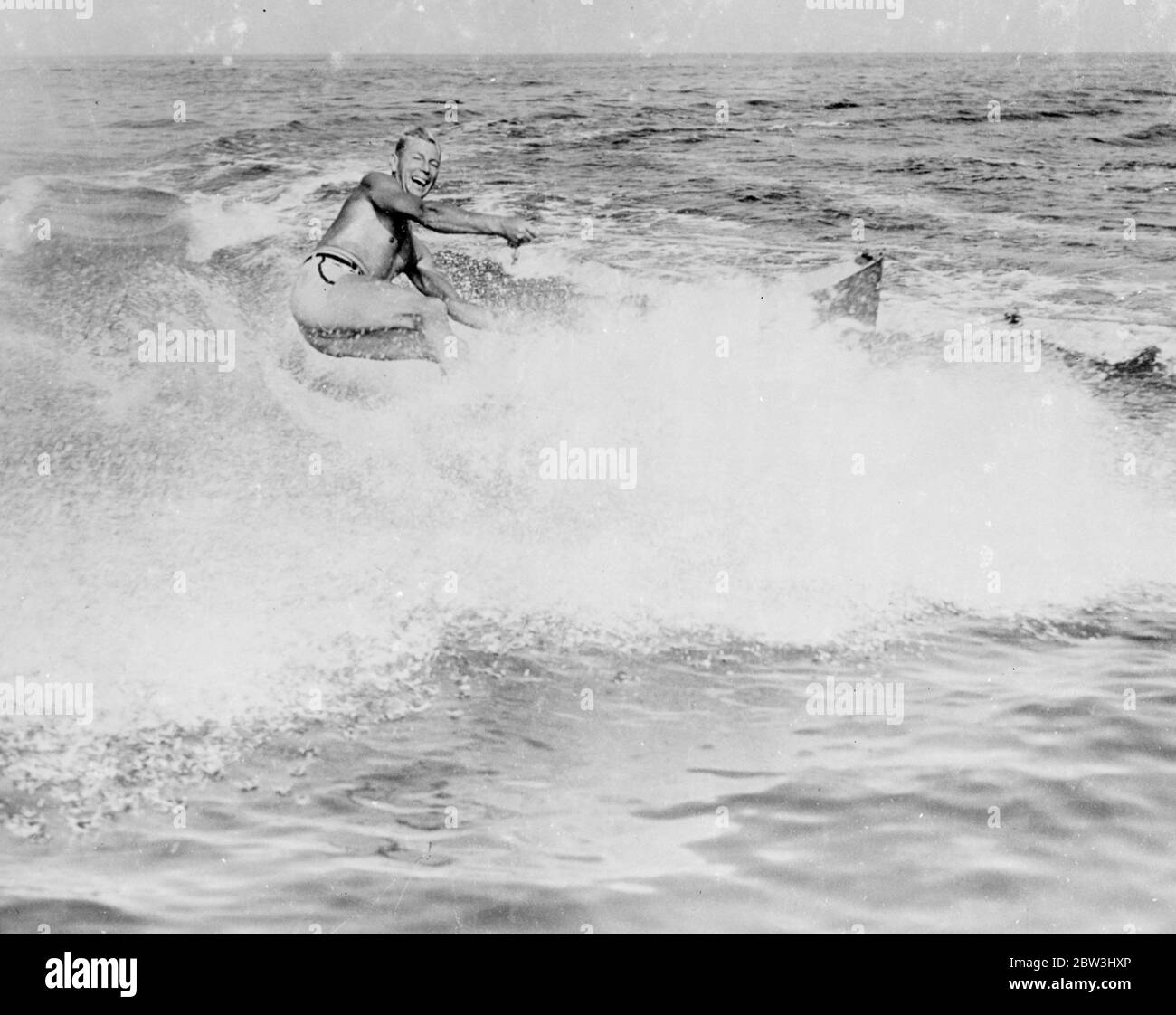 In una nuvola di spray . Treni esperti di aquaplane per campionati a Long Island . Il corpo bruno che bruna attraverso una nuvola di spray , Herbert Welsh , l'esperto di aquaplanari , spara sulle acque di Biltmore Beach , Long Island mentre si allena per i Campionati di aquaplanari orientali . 10 luglio 1936 Foto Stock