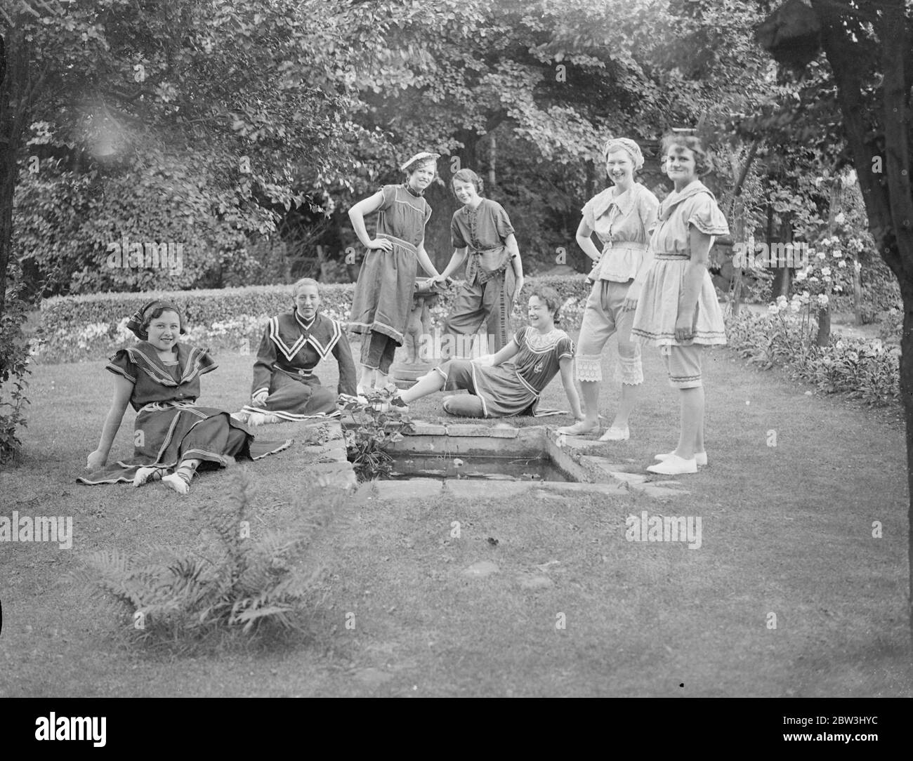 Gli ospiti indossano costumi da bagno del 19 secolo al London party . In occasione di una festa data dal Dr. W C Cunnington , autorità del Nord Londra di epoca vittoriana , le donne ospiti indossavano costumi da bagno del 19 secolo . Alcuni di questi abiti risalgono al 1850 e sono l' unico di quel periodo esistente. Mostre fotografiche , le condimenti dei secoli 19 e 20 esposti al partito di Londra del nord. Da sinistra a destra , 1867 , 1877 , 1883 , 1886 , 1890 , 1895 , 1910 e 1913 . 12 luglio 1936 Foto Stock