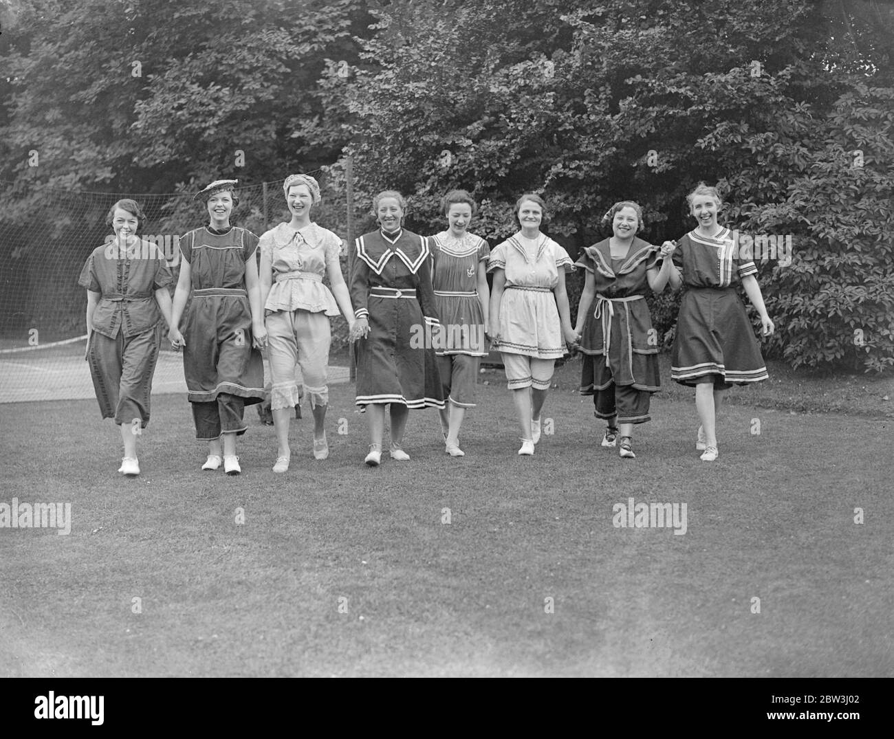 Gli ospiti indossano costumi da bagno del 19 secolo al London party . In occasione di una festa data dal Dr. W C Cunnington , autorità del Nord Londra di epoca vittoriana , le donne ospiti indossavano costumi da bagno del 19 secolo . Alcuni di questi abiti risalgono al 1850 e sono l' unico di quel periodo esistente. Mostre fotografiche , le condimenti dei secoli 19 e 20 esposti al partito di Londra del nord. Da sinistra a destra , 1867 , 1877 , 1883 , 1886 , 1890 , 1895 , 1910 e 1913 . 12 luglio 1936 Foto Stock
