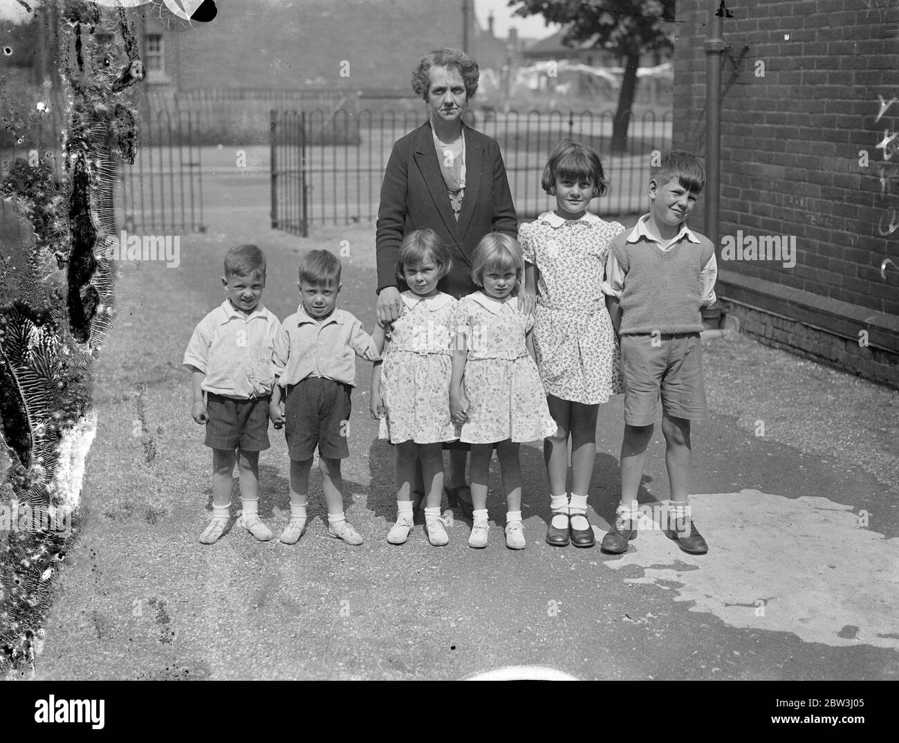 Cinque insiemi dei gemelli alla scuola di Aldershot Marlborough Lines la scuola di guarnigione ad Aldershot non è molto grande - ma ha pretesa di fama . In un tempo cinque gruppi di gemelli sono stati numerati tra gli allievi . Ora , tuttavia, solo tre dei cinque originali sono rimasti . Gli altri due hanno accompagnato i loro genitori soldato all'estero . Spettacoli fotografici : i cinque set di gemelli alla Scuola Marlborough Lines , Aldershot . 28 Jul 1936 Foto Stock
