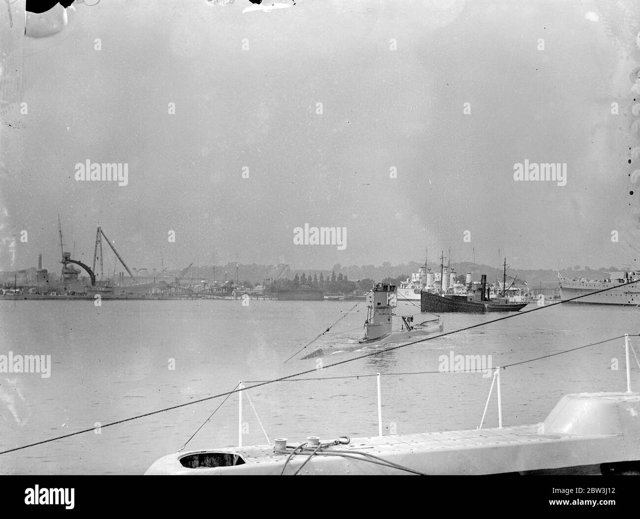 Il sottomarino HMS H 44 (N 44) attacca la rete di traino a Chatham . Reherasal per la settimana della Marina . Navi da guerra sono state attaccate dall'aria e sotto il mare a Chatham quando una prova per la settimana della Marina - apertura il sabato prossimo , 1 agosto alla base di Kentish . Molte nuove caratteristiche sono state incluse nel programma per la mostra di Chatham , che sarà aperta dal Sindaco Lord di Londra , Sir Percy Vincent . Spettacoli fotografici , un sottomarino che attacca un peschereccio nella prova della settimana della Marina di Chatham , seguito da HMS Electra (H 27) e HMS Encounter (H 10) . 30 luglio 1936 Foto Stock