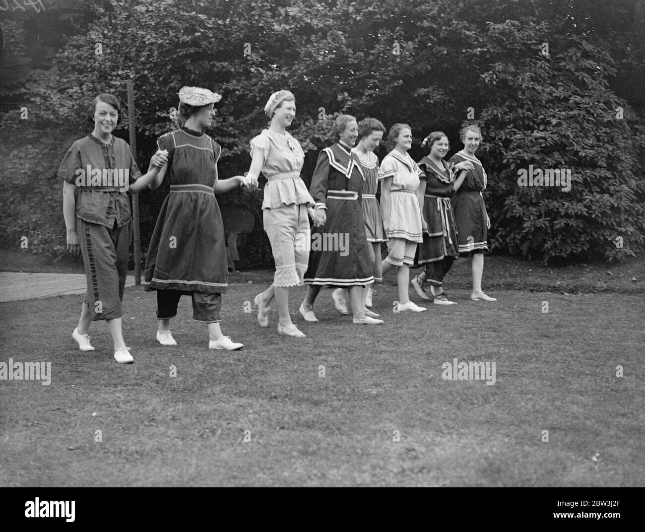Gli ospiti indossano costumi da bagno del 19 secolo al London party . In occasione di una festa data dal Dr. W C Cunnington , autorità del Nord Londra di epoca vittoriana , le donne ospiti indossavano costumi da bagno del 19 secolo . Alcuni di questi abiti risalgono al 1850 e sono l' unico di quel periodo esistente. Mostre fotografiche , le condimenti dei secoli 19 e 20 esposti al partito di Londra del nord. Da sinistra a destra , 1867 , 1877 , 1883 , 1886 , 1890 , 1895 , 1910 e 1913 . 12 luglio 1936 Foto Stock