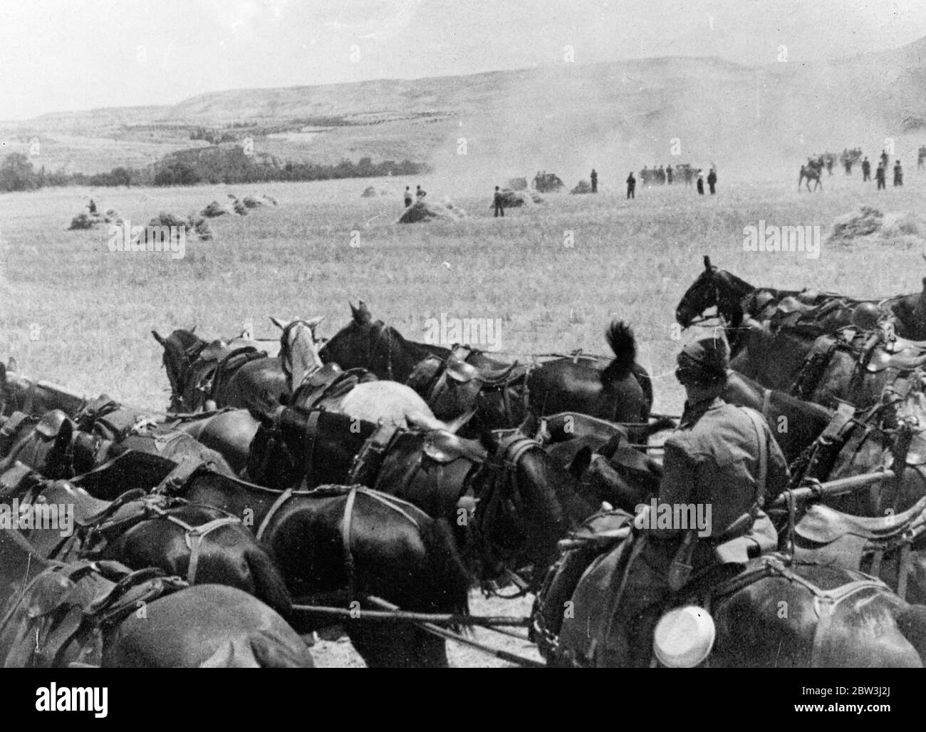 Foto friste ricevute da First Mail fuori dalla Spagna . I volontari partono da Madrid per Guadarrama . Queste immagini , che mostrano in grafica scene dettagliate della guerra civile , sono state ricevute dalla prima posta autorizzata fuori dalla Spagna dallo scoppio della rivoluzione . Centinaia di volontari armati dal governo stanno lasciando Madrid per Guadarrama - a nord della città - dove i ribelli vengono massacrati per un avanzamento . Spettacoli fotografici : volontari a cavallo che lasciano Madrid per Guadarrama . 29 Jul 1936 Foto Stock